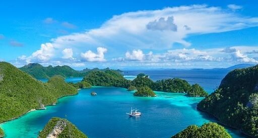 Tour to Raja Ampat Island From Sorong 6 Days 5 Nights